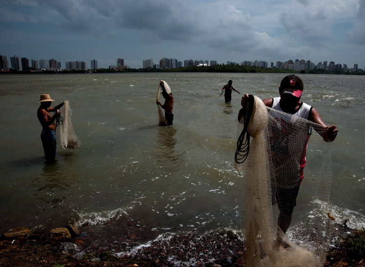 Un gruppo di pescatori a São Luís.